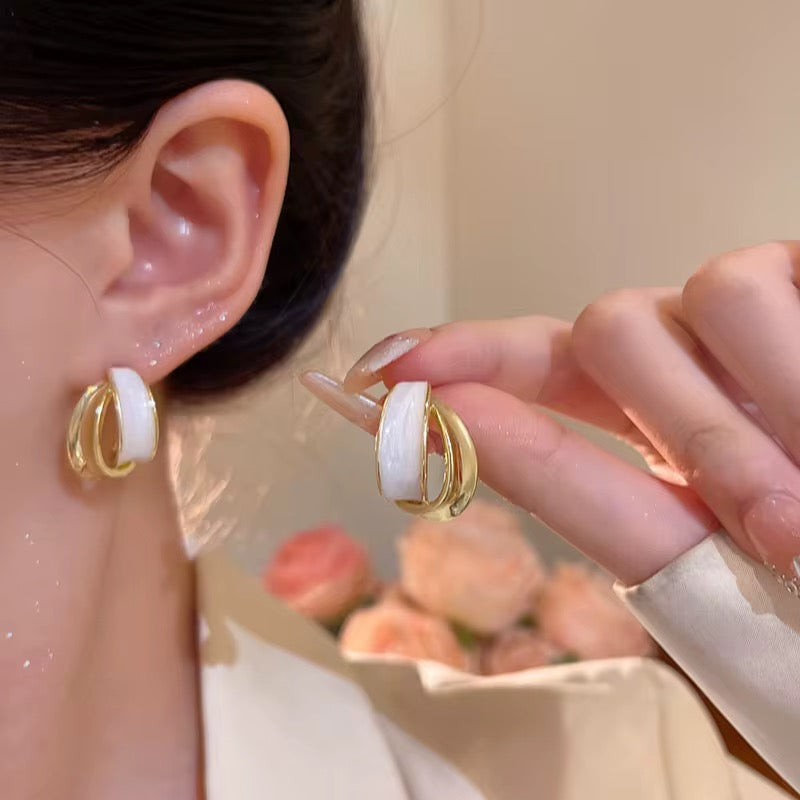 Boucles d'Oreilles Anneaux Croisés Or & Émail Blanc – Élégance Minimaliste