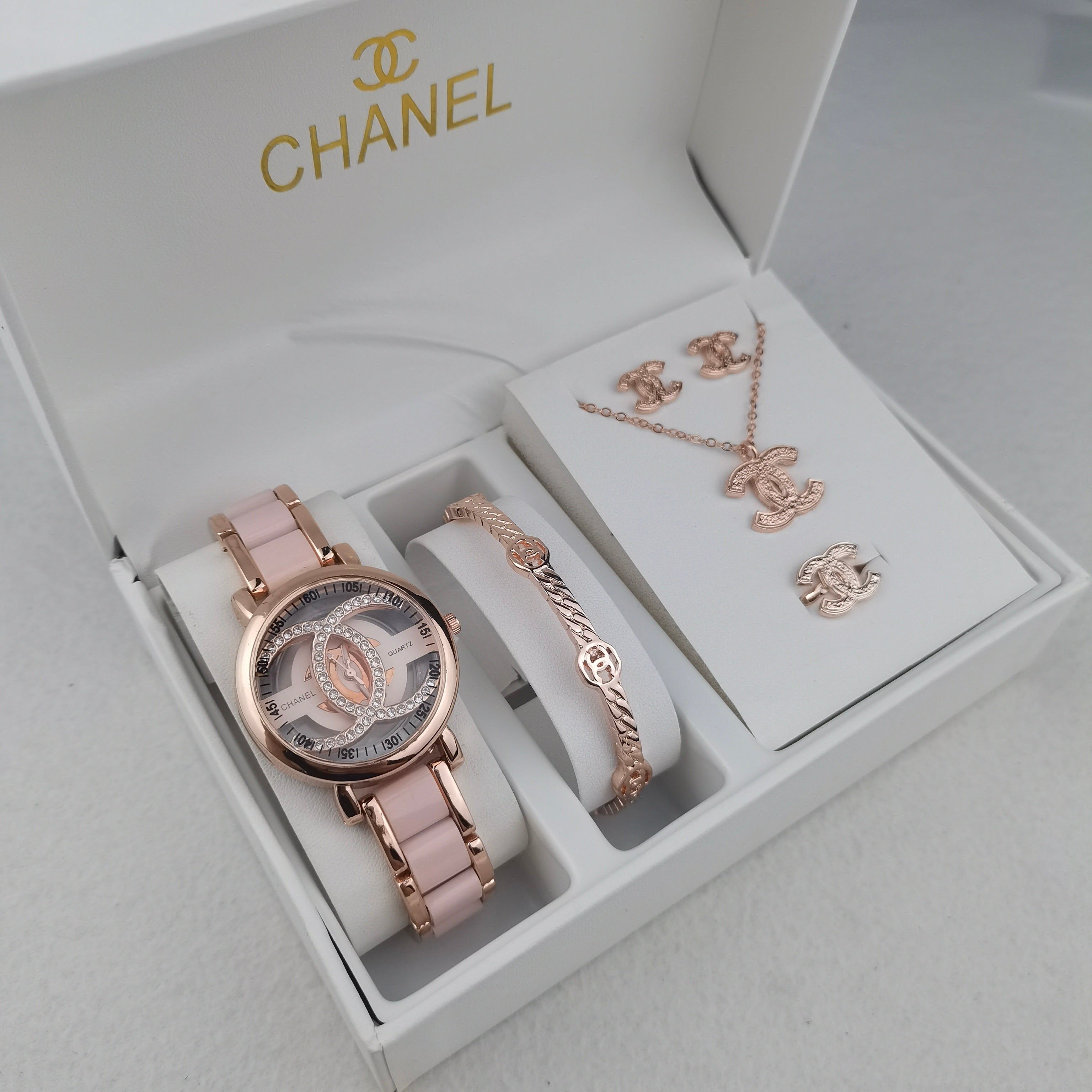 Montre inspirée de la chanel accompagné des bracelets et bijoux chanel