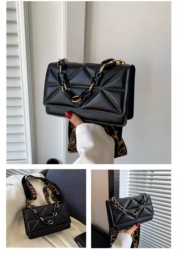 Sac à Main Bandoulière Matelassé – Motif Géométrique et Chaîne Décorative