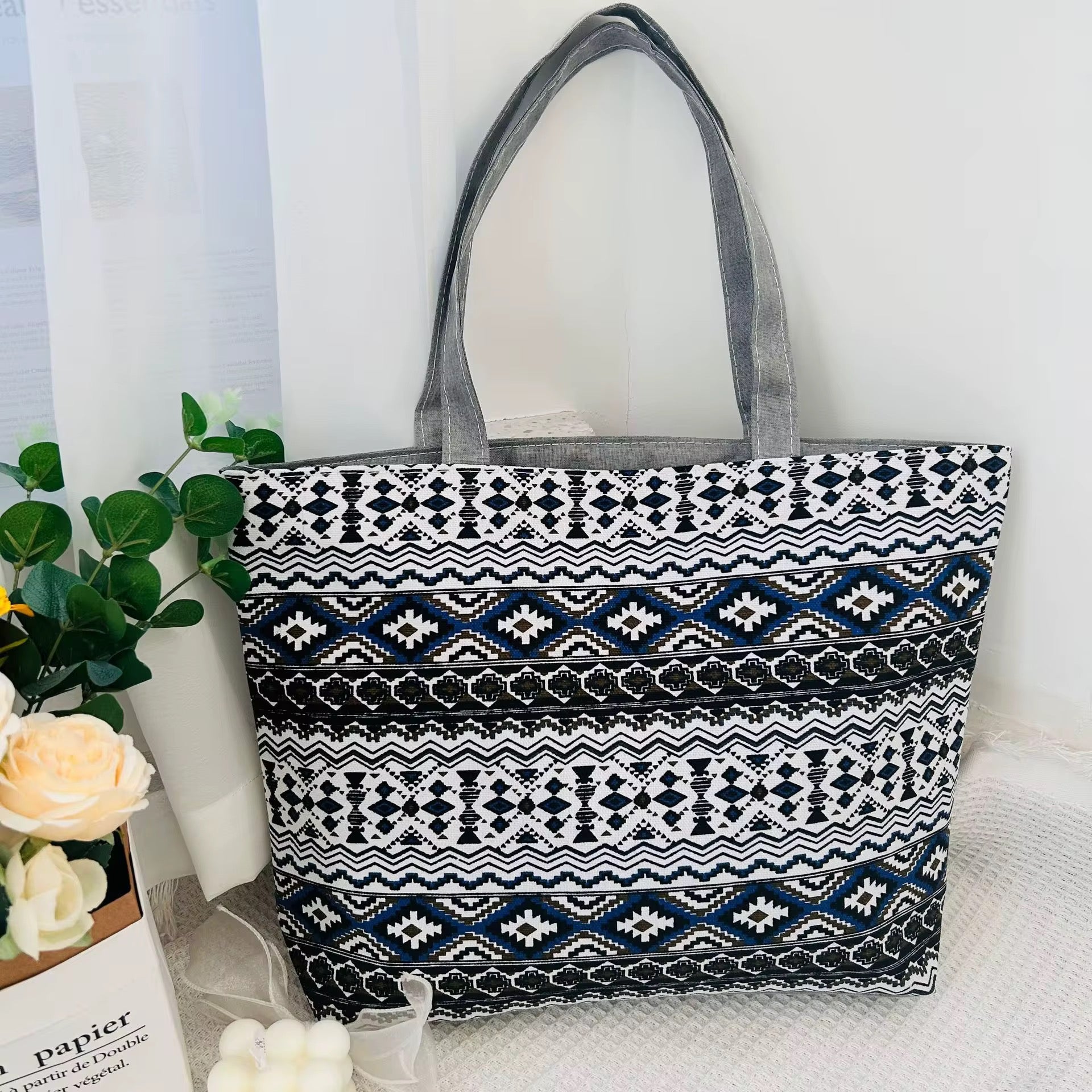 Tote Bag Design Contemporain – Idéal pour les Sorties et le Quotidien