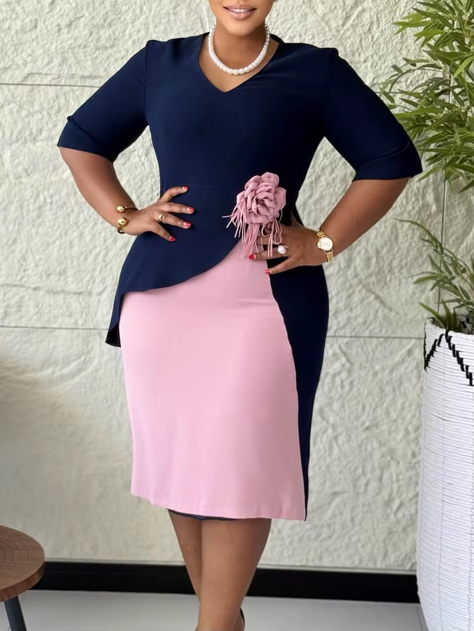 Robe de Soirée Ajustée à Manches Mi-Longues – Style Africain Contemporain