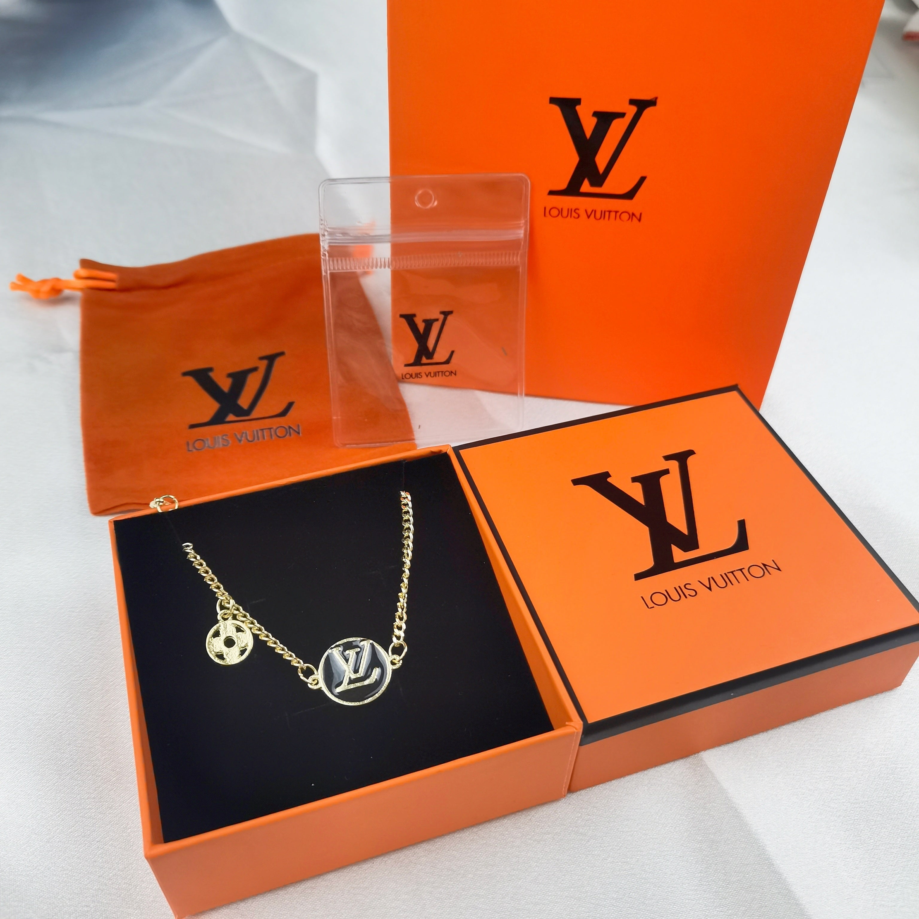 pendentifs inspirés de la collection Louis Vuitton