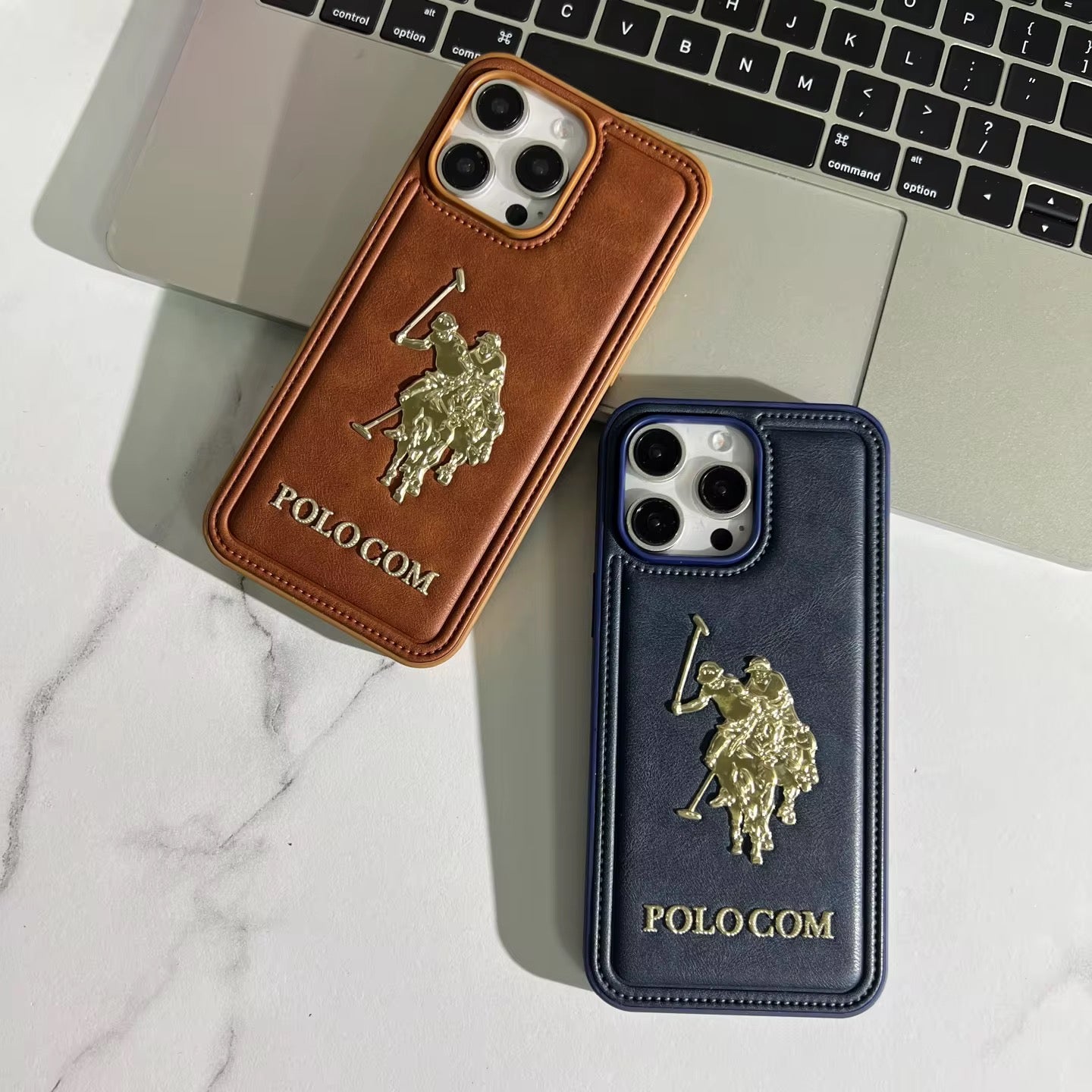 Coque iPhone Luxe "Polo Com" en Cuir Premium – Étui de Protection Chic et Antichoc pour iPhone 11 à 16 Pro Max
