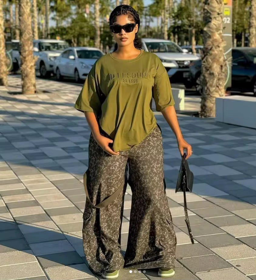 Ensemble "Military Street" – T-shirt Oversize et Pantalon Large Camouflage à Bretelles