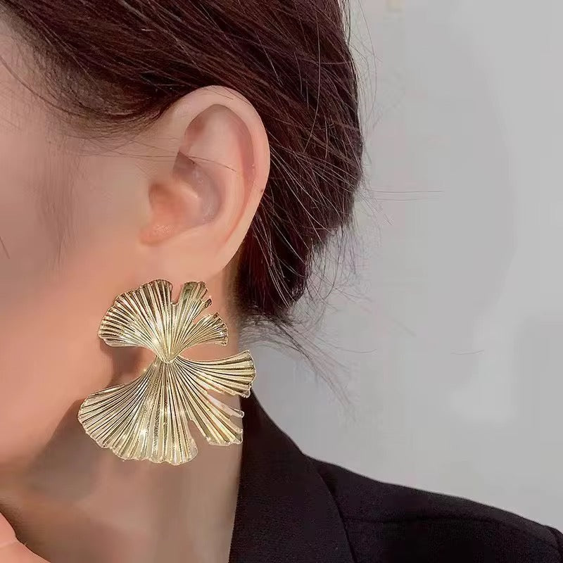 Boucles d'Oreilles Ginkgo Biloba Royal – Design Signature en Or Plissé