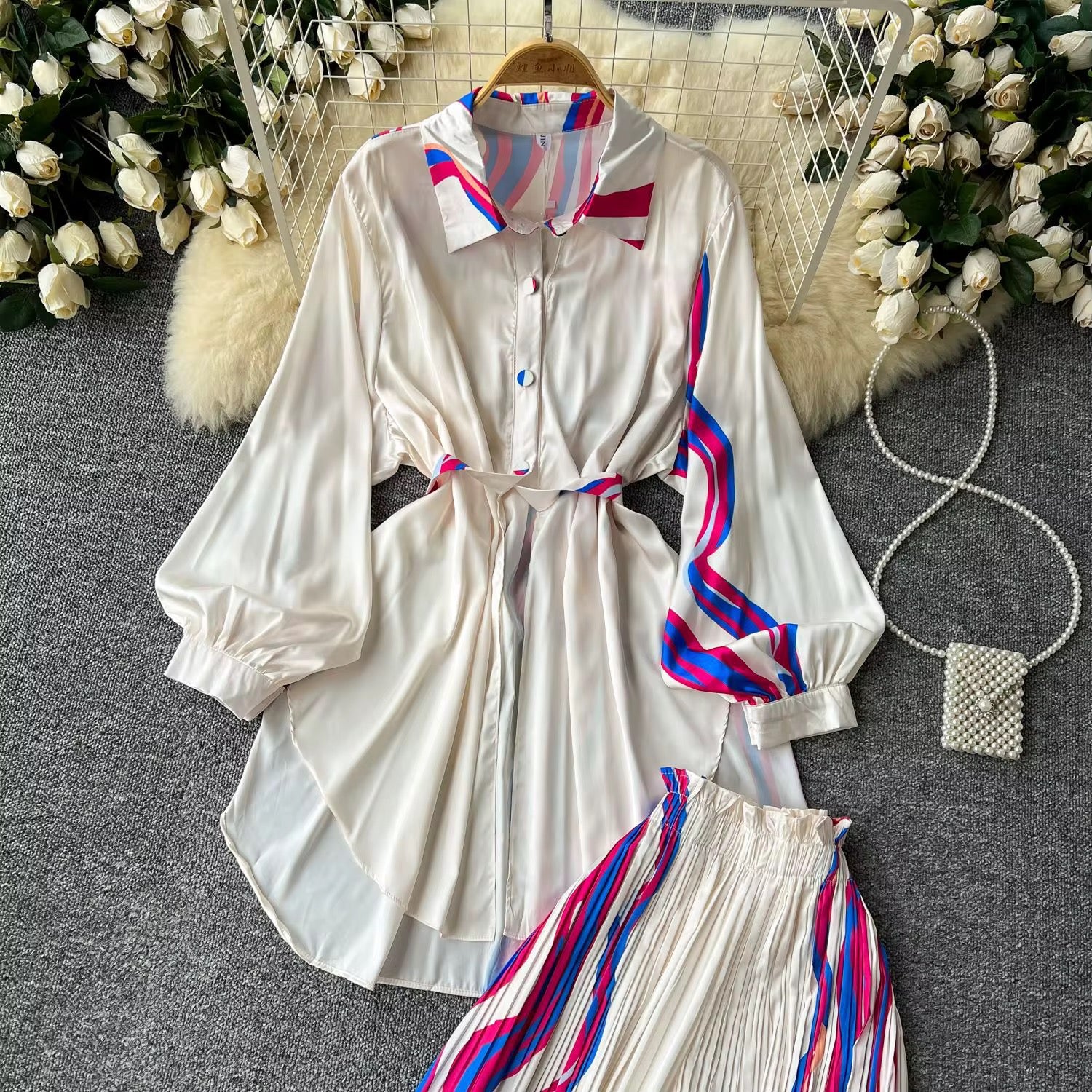 Ensemble "Élégance Graphique" – Chemise Longue et Pantalon Large Plissé