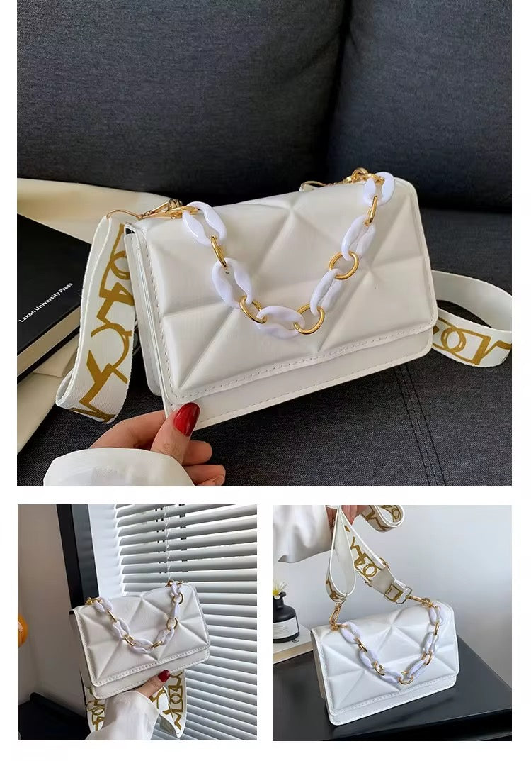 Sac à Main Bandoulière Matelassé – Motif Géométrique et Chaîne Décorative