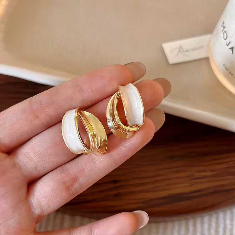 Boucles d'Oreilles Anneaux Croisés Or & Émail Blanc – Élégance Minimaliste