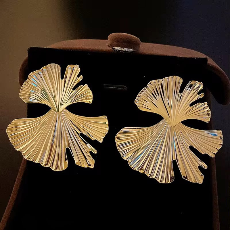 Boucles d'Oreilles Ginkgo Biloba Royal – Design Signature en Or Plissé