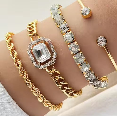 Coffret "Éclat Royal" – Ensemble de 4 Bracelets Dorés et Cristaux Étincelants