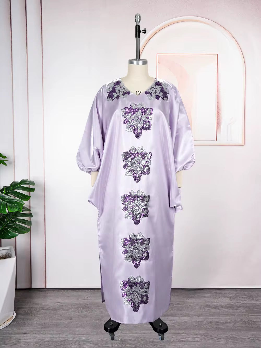 Robe de Soirée Longue en Satin – Broderies de Paillettes et Détails Perlés