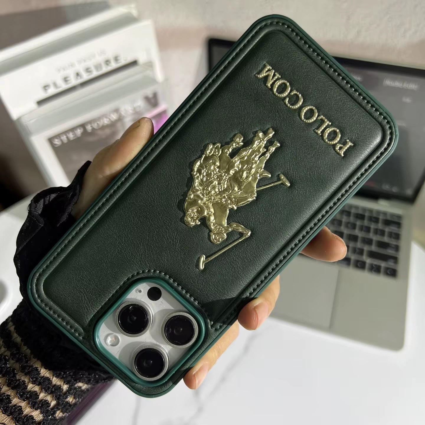 Coque iPhone Luxe "Polo Com" en Cuir Premium – Étui de Protection Chic et Antichoc pour iPhone 11 à 16 Pro Max