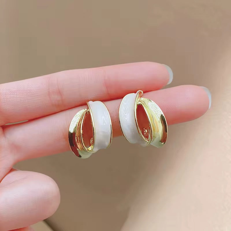 Boucles d'Oreilles Anneaux Croisés Or & Émail Blanc – Élégance Minimaliste