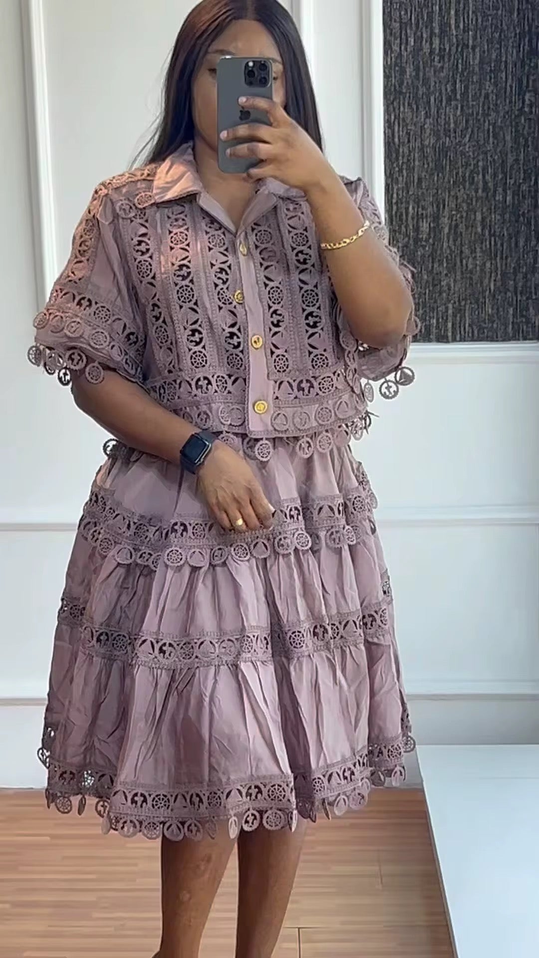 Robe "Isadora" – Robe Midi en Dentelle au Crochet et Finitions Festonnées