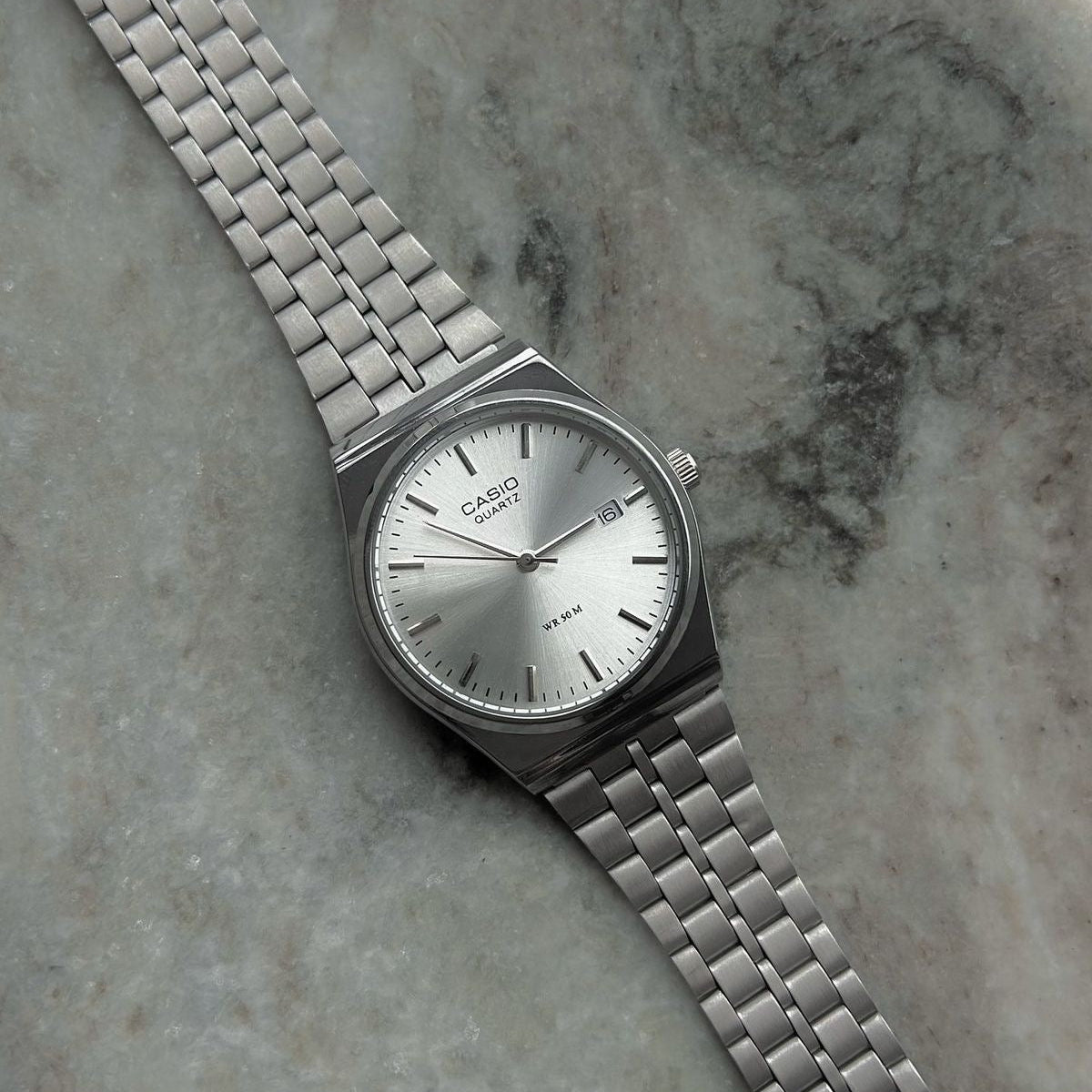 Montre inspirée de la Casio (Quartz analogique)