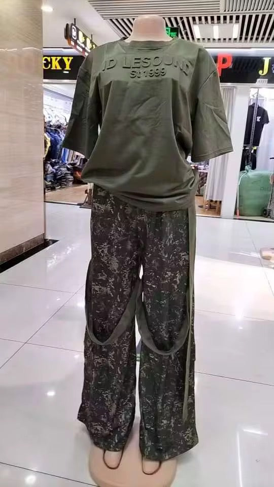 Ensemble "Military Street" – T-shirt Oversize et Pantalon Large Camouflage à Bretelles