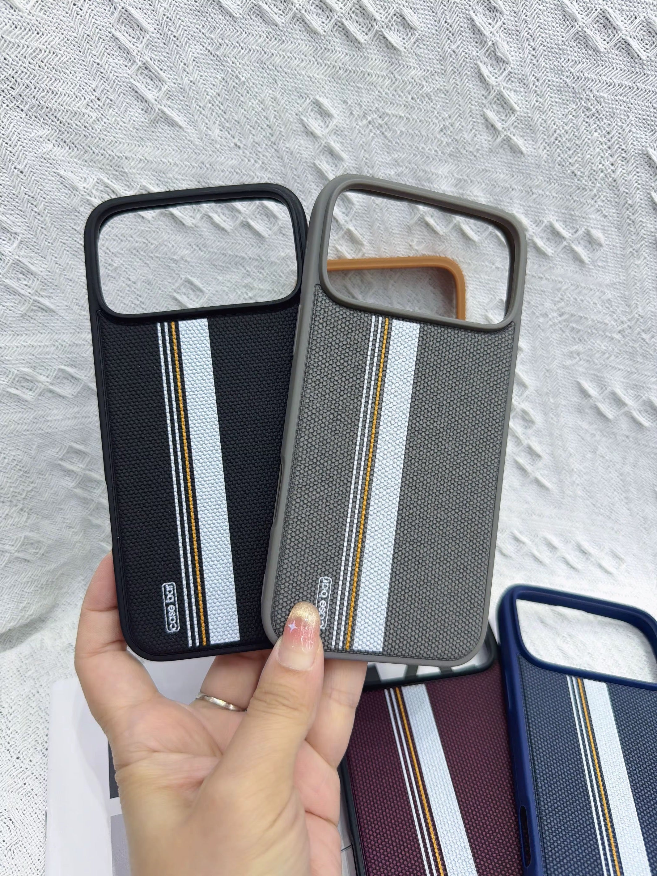Coque iPhone Premium à Rayures – Étui Textile Antichoc Style "Casual Chic" pour iPhone 12 à 17 Air / Pro Max