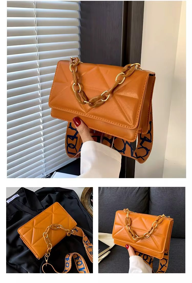 Sac à Main Bandoulière Matelassé – Motif Géométrique et Chaîne Décorative