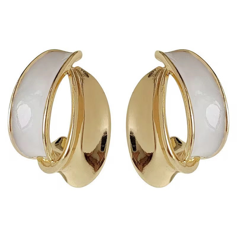 Boucles d'Oreilles Anneaux Croisés Or & Émail Blanc – Élégance Minimaliste