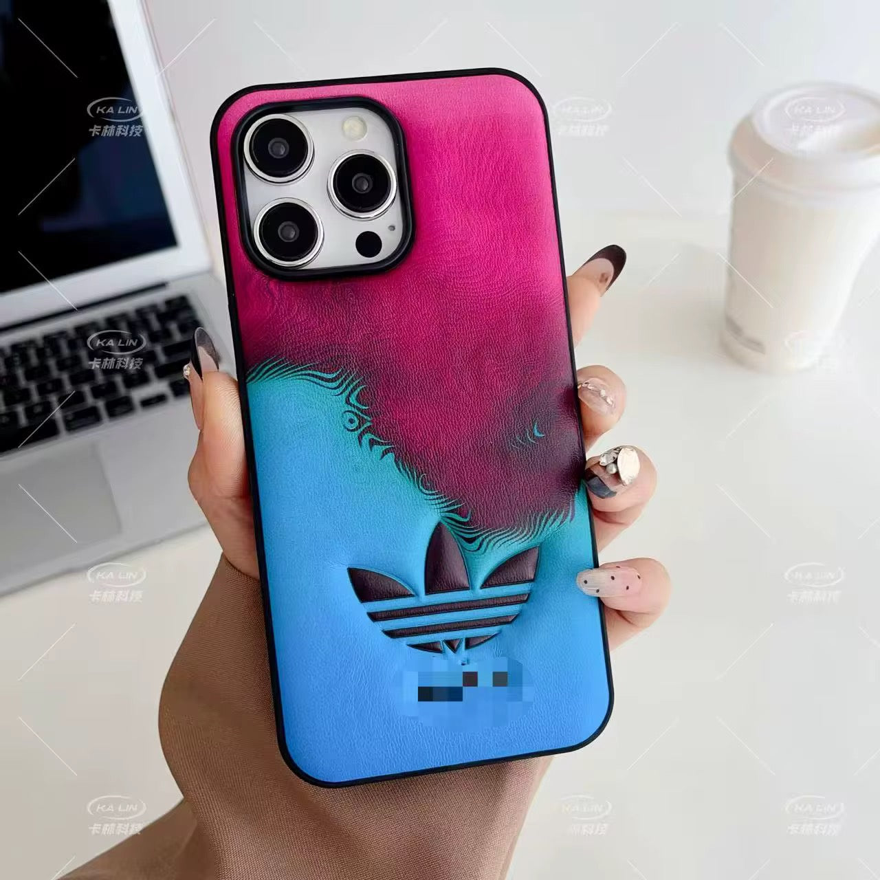 Coque de Protection adidas Design 3D Laser pour iPhone – Protection Antichoc Premium en PC & TPU pour iPhone 11 à 16 Pro Max