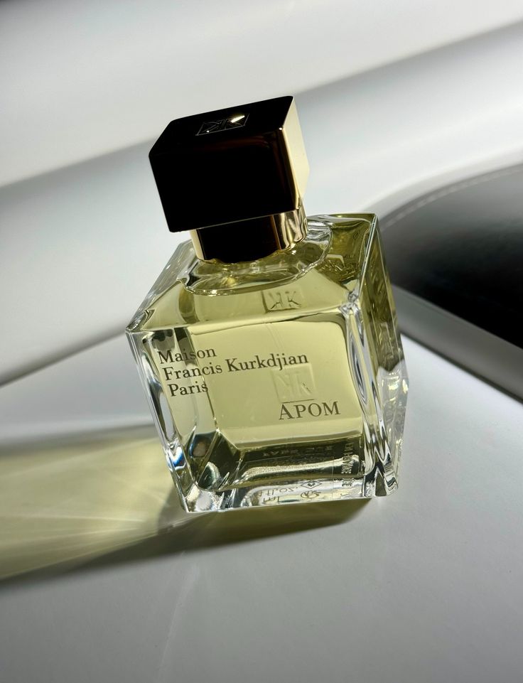 Parfum inspiré par des collections emblématiques entre autre : la Baccarat Rouge 540, la 724, l'Oud Silk Mood, l'Apom, Baccarat Rouge 540 Blanc