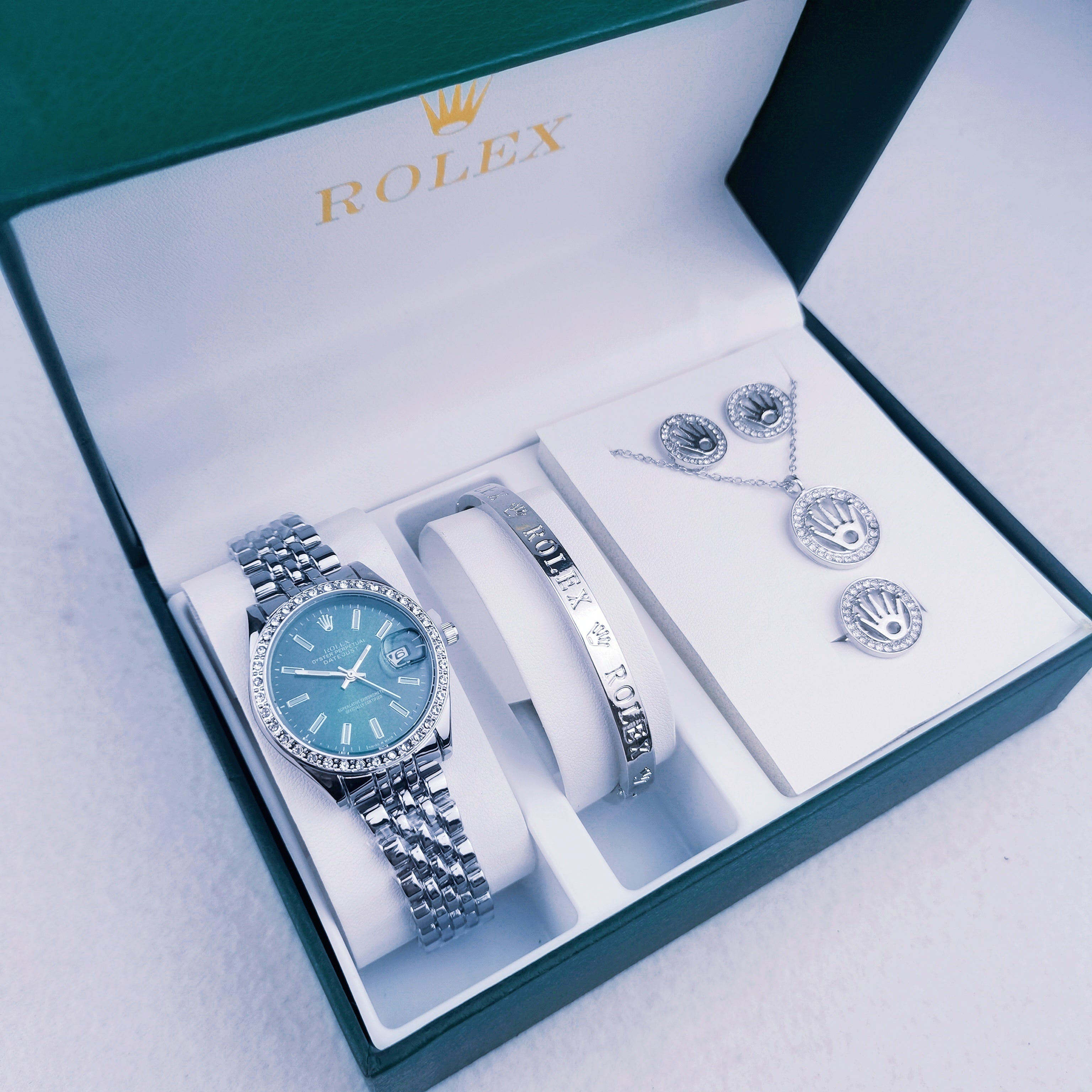 Montre inspirée de la Rolex Datejust accompagné des bracelets et bijoux Rolex