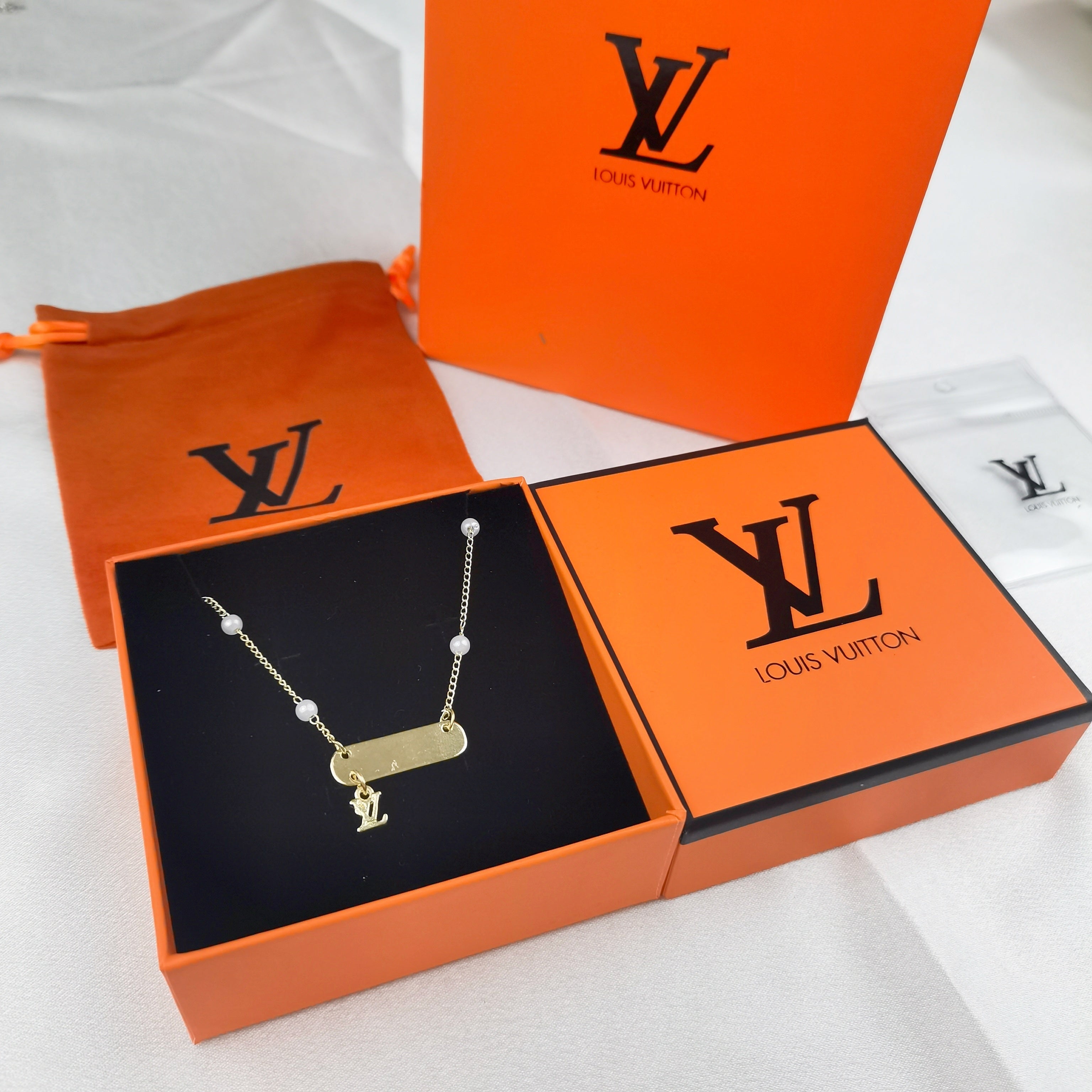 pendentifs inspirés de la collection Louis Vuitton