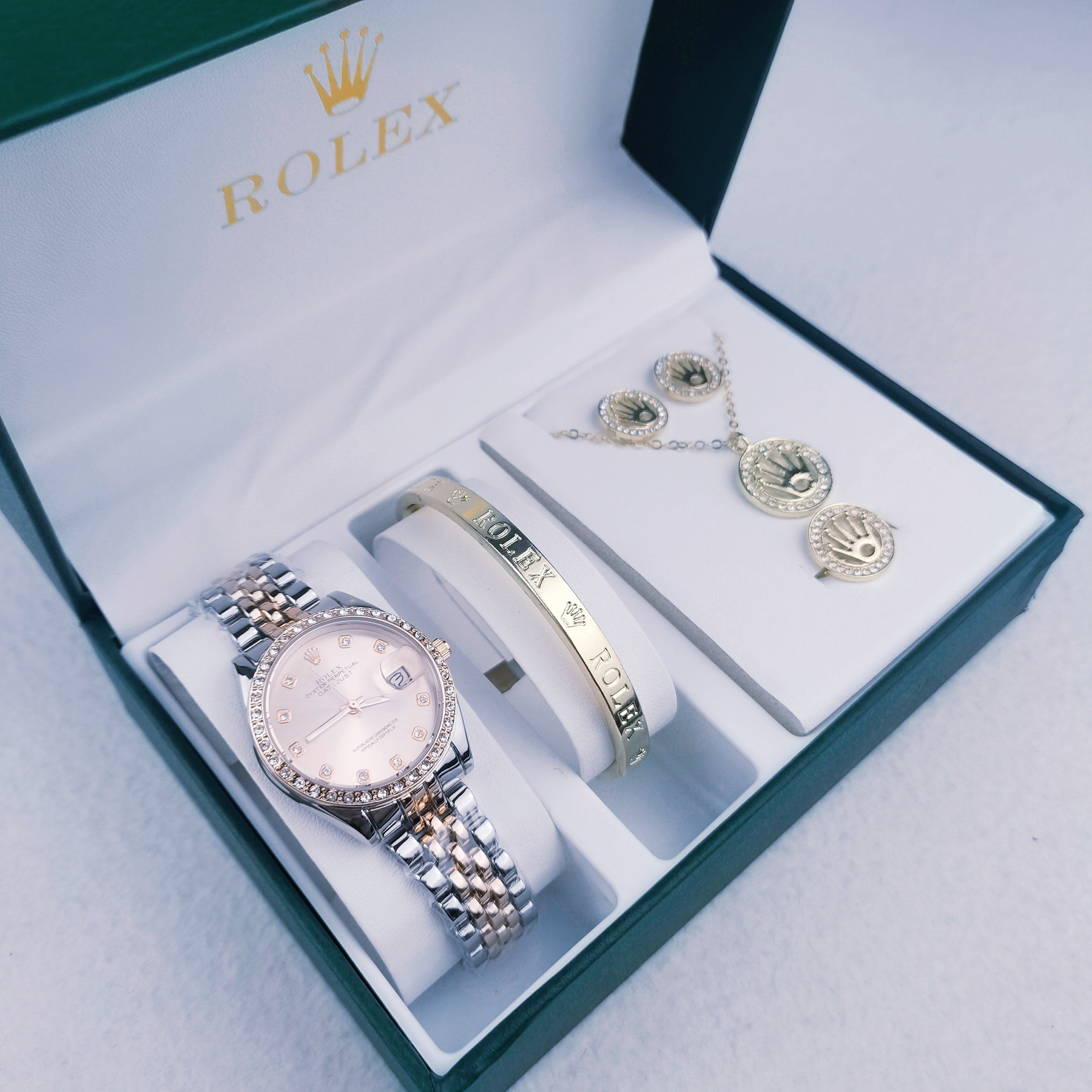 Montre inspirée de la Rolex Datejust accompagné des bracelets et bijoux Rolex