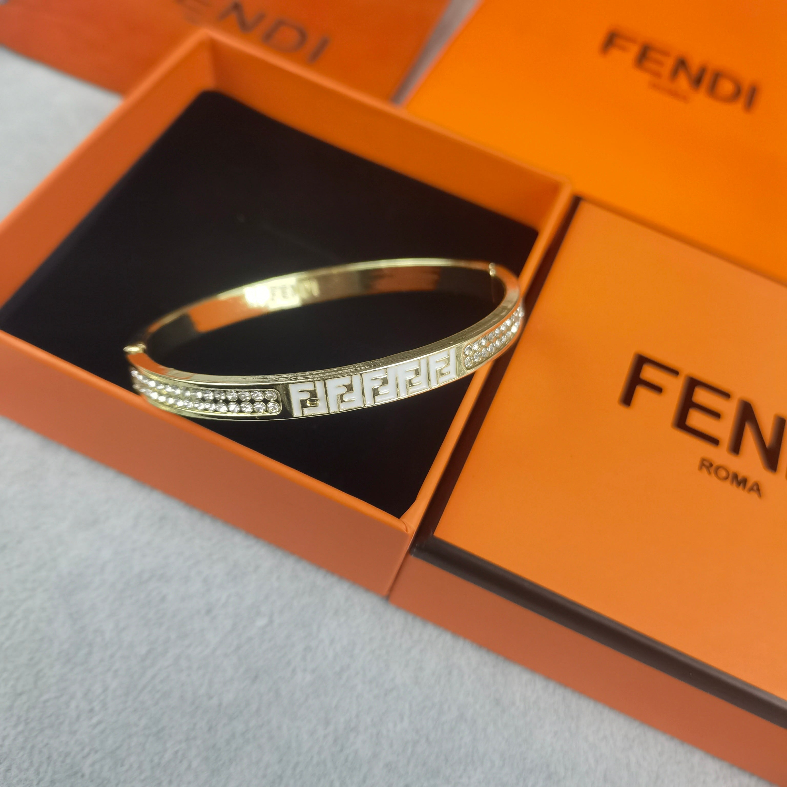 bracelet Inspiré de la celebre jonc de Fendi