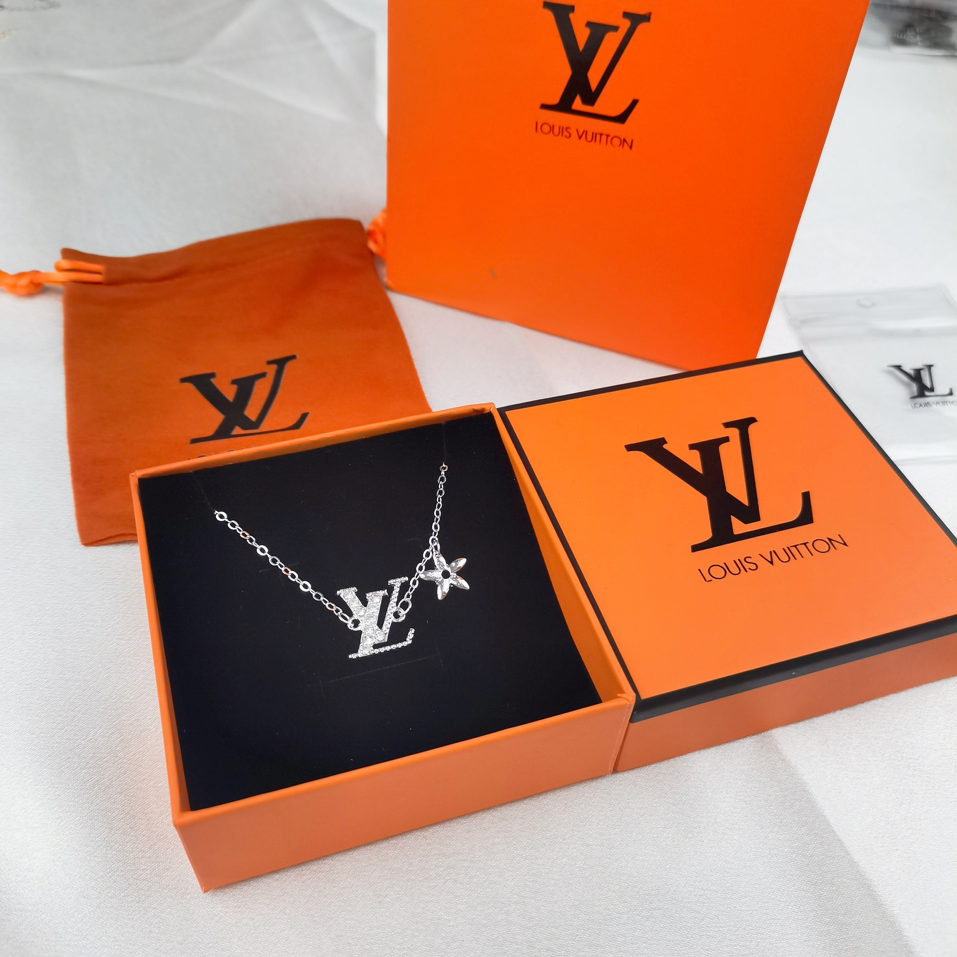 pendentifs inspirés de la collection Louis Vuitton