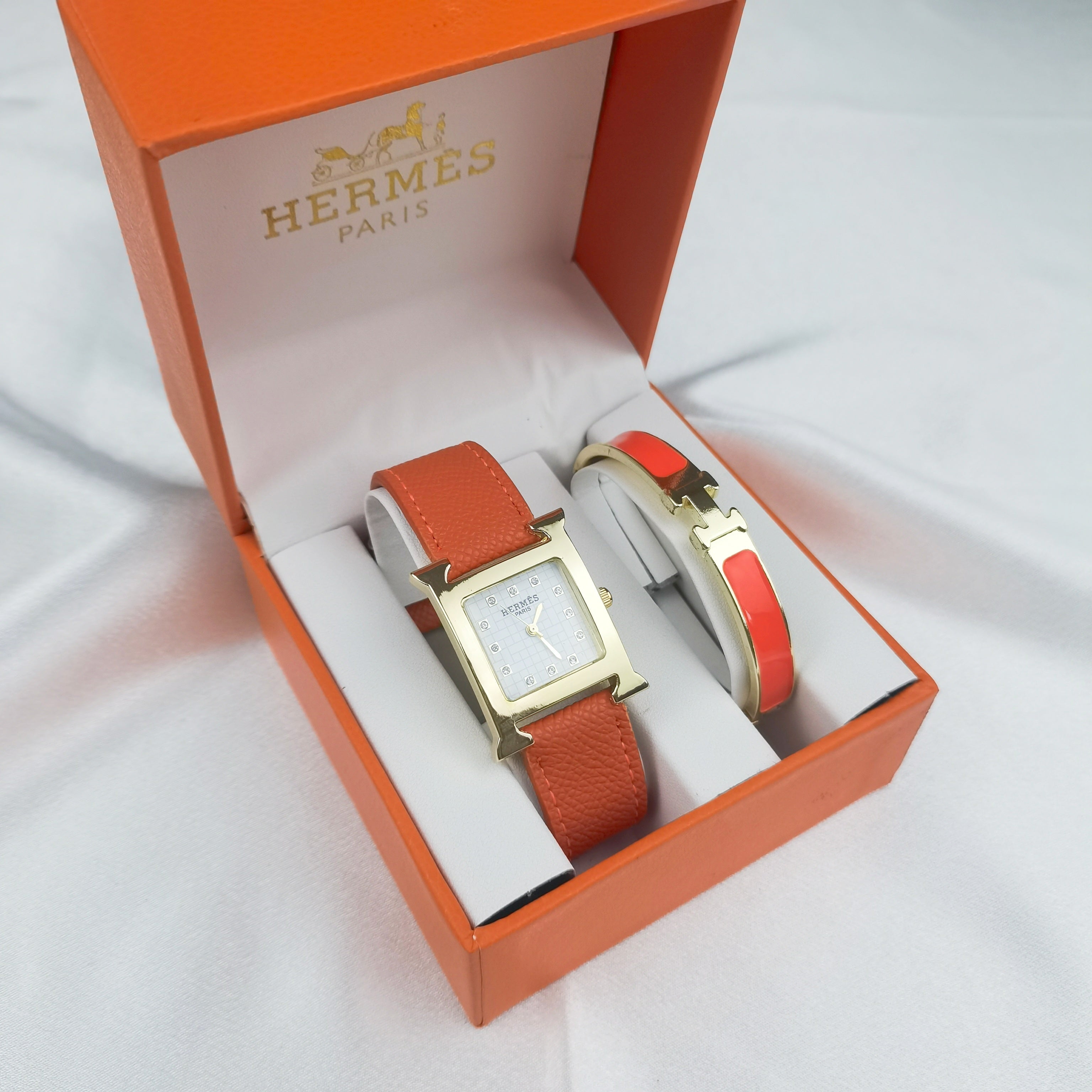 Montre inspirée de la coolection d'une montre herme iconique et d'un bracelet hermes