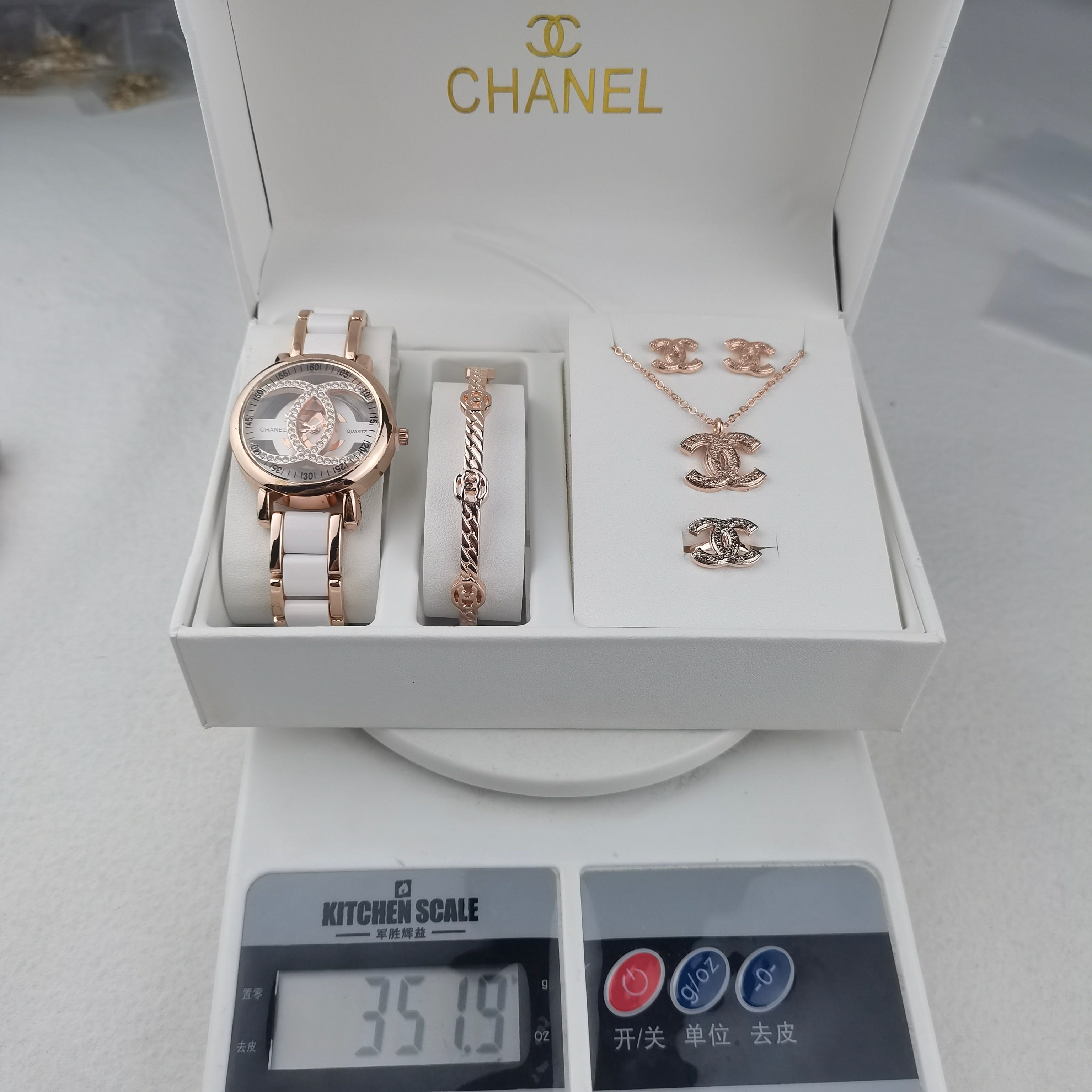 Montre inspirée de la chanel accompagné des bracelets et bijoux chanel