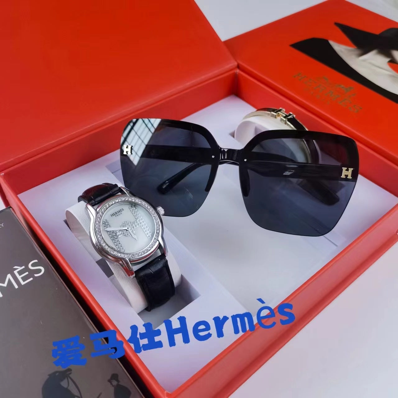 Montre inspirée de la coolection d'une montre herme iconique, d'une paire de lunette hermes accompagne d'un bracelet hermes