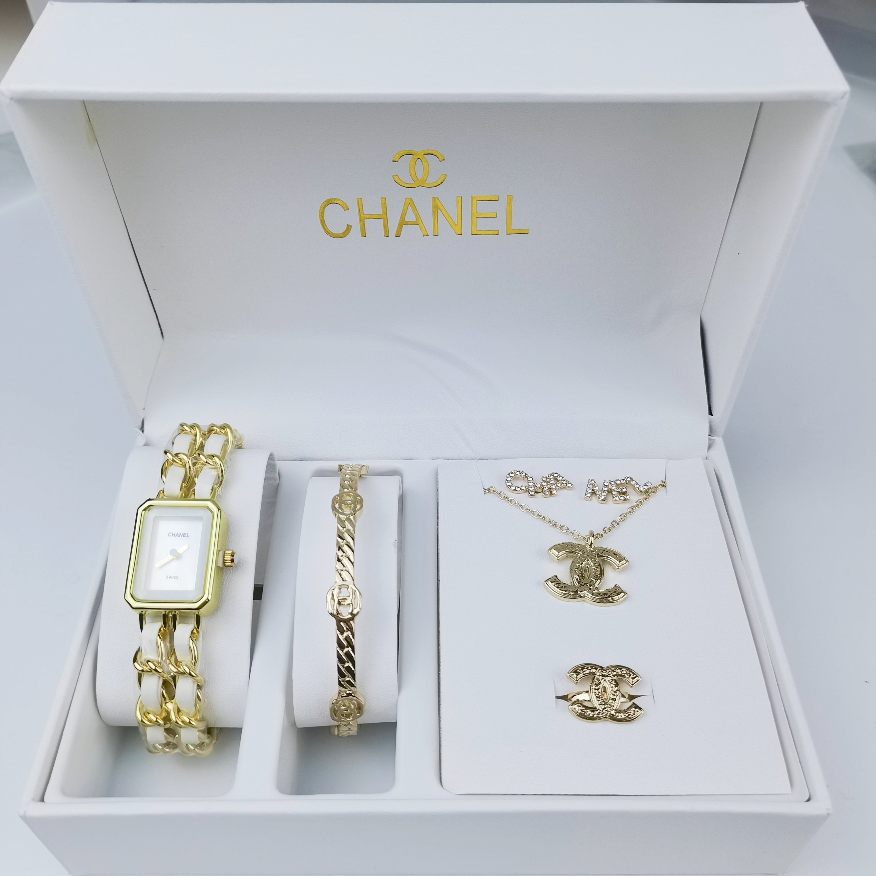 Montre inspirée de la coolection chanel, une montre iconique, bracelet et bijoux