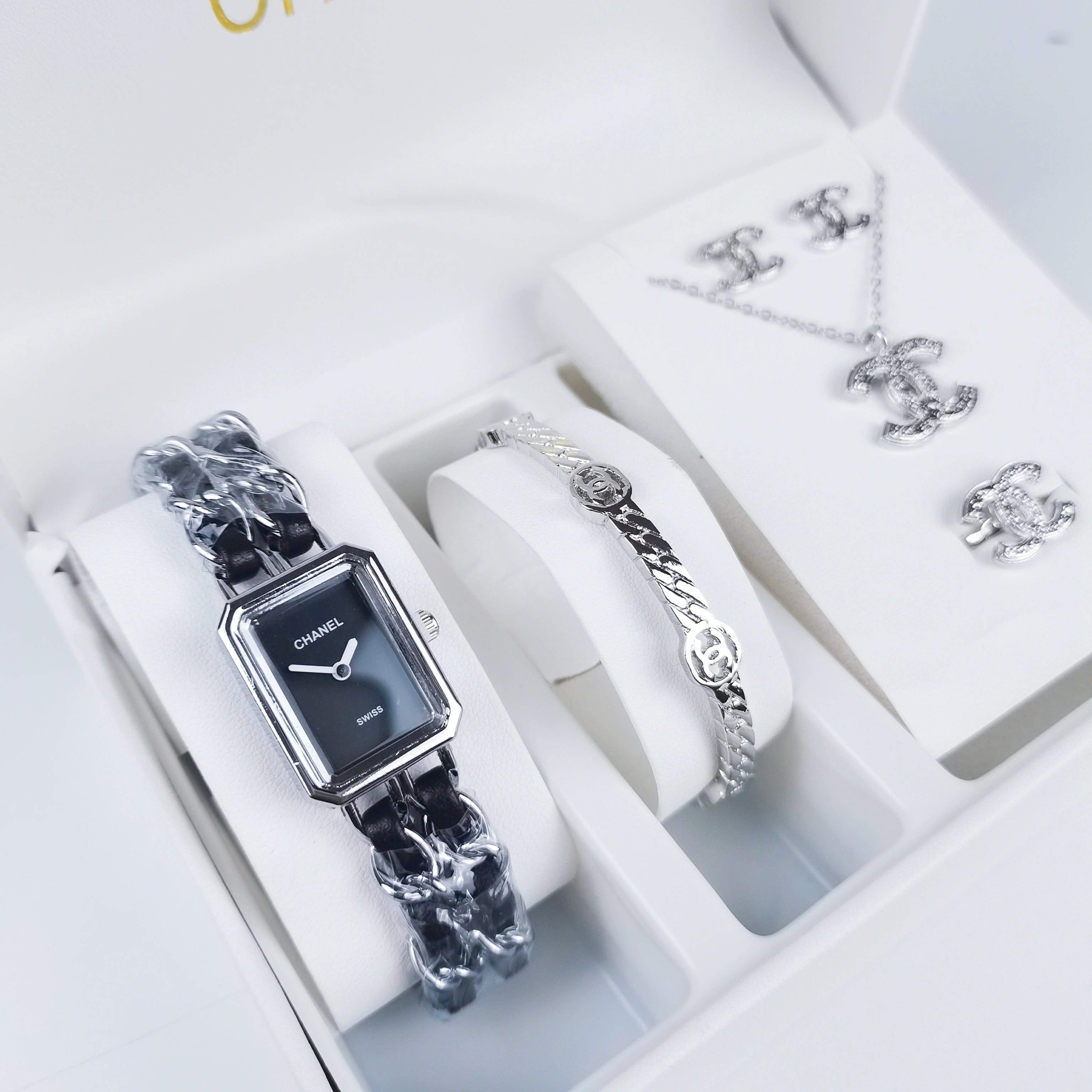 Montre inspirée de la coolection chanel, une montre iconique, bracelet et bijoux