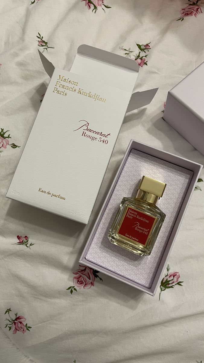 Parfum inspiré par des collections emblématiques entre autre : la Baccarat Rouge 540, la 724, l'Oud Silk Mood, l'Apom, Baccarat Rouge 540 Blanc