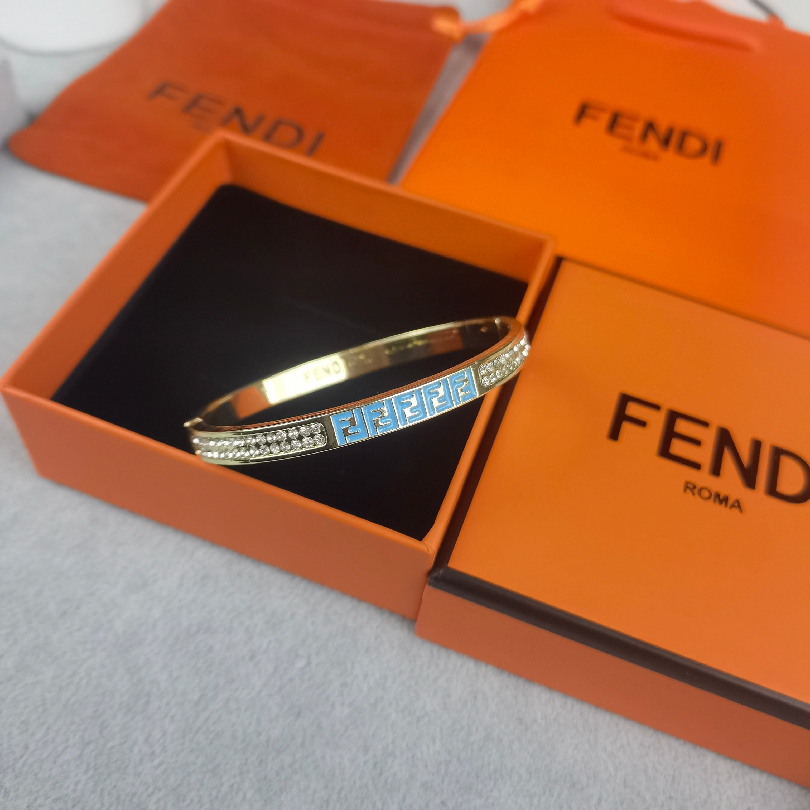 bracelet Inspiré de la celebre jonc de Fendi