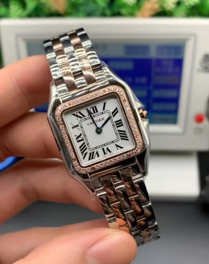 Montre inspirée de la légendaire Cartier Santos