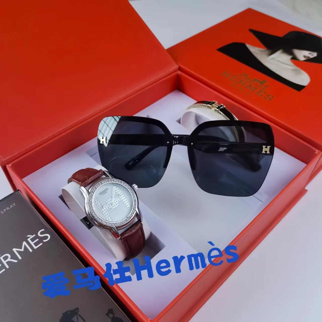 Montre inspirée de la coolection d'une montre herme iconique, d'une paire de lunette hermes accompagne d'un bracelet hermes