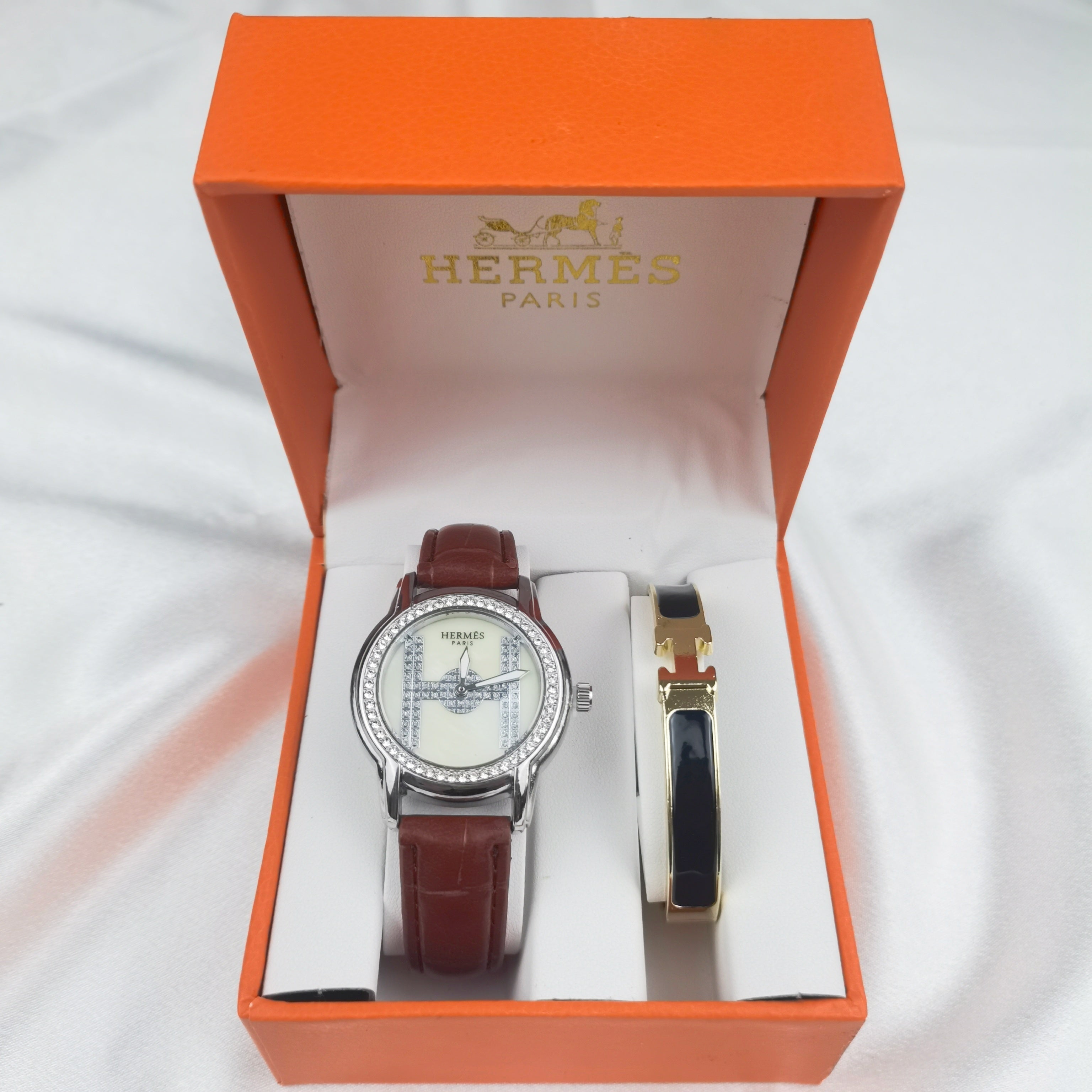 Montre inspirée de la coolection d'une montre herme iconique et d'un bracelet hermes