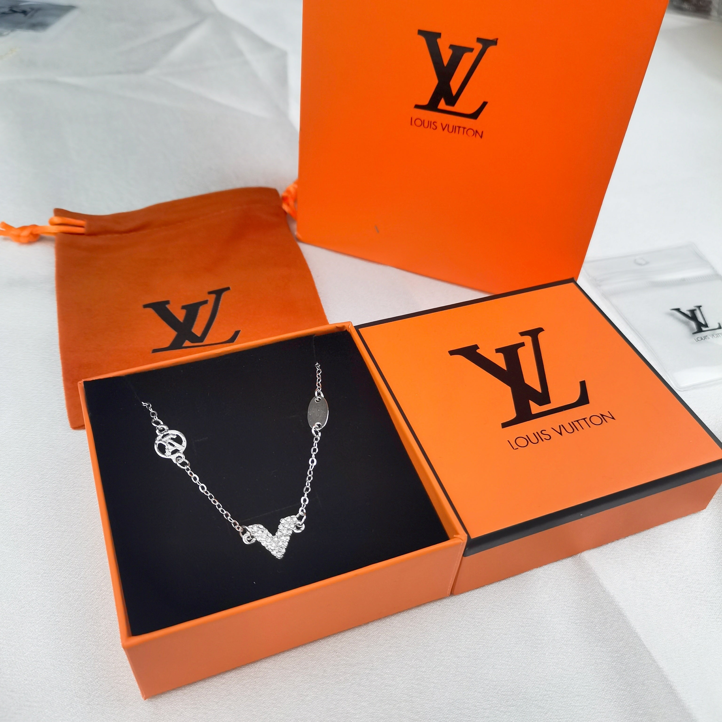 pendentifs inspirés de la collection Louis Vuitton