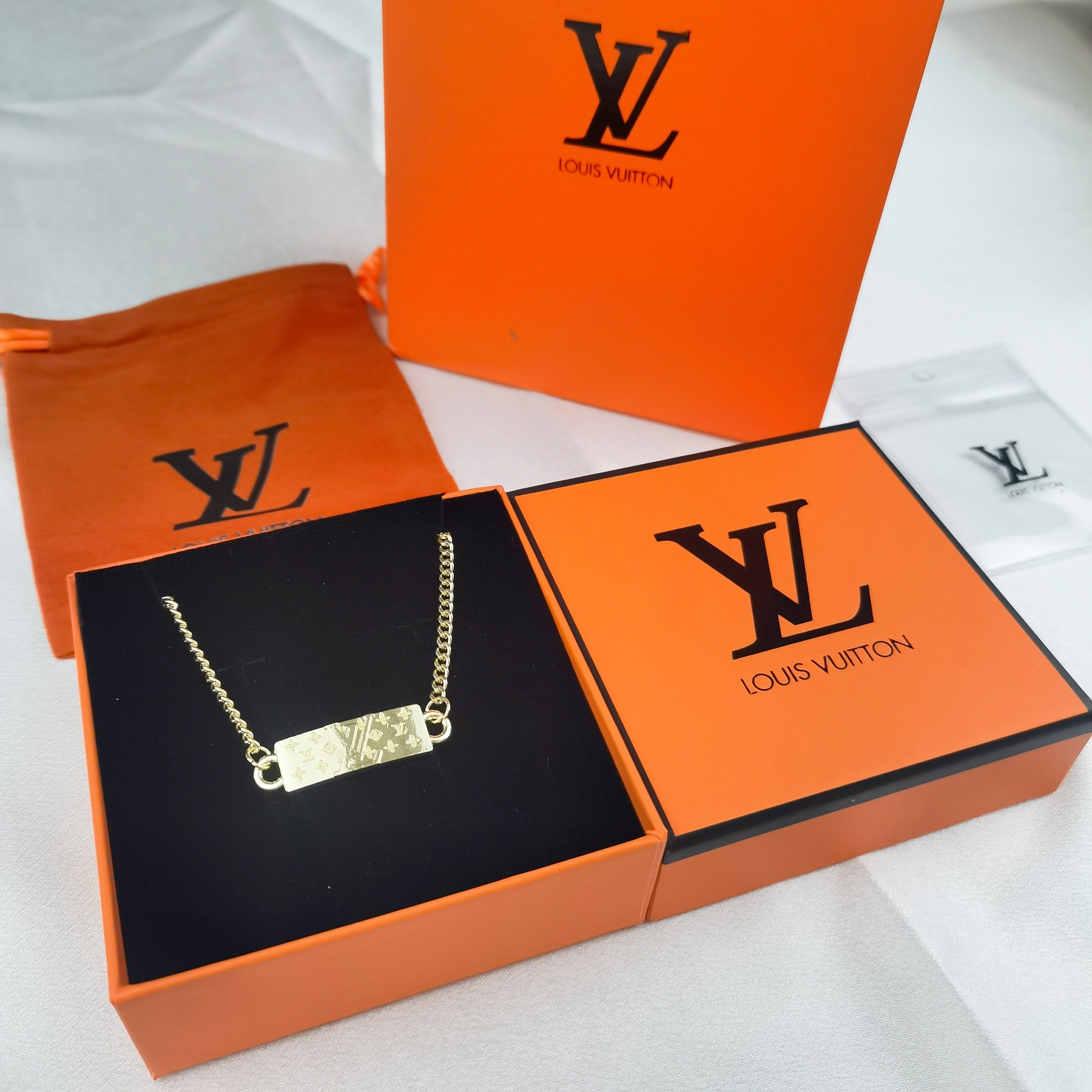 pendentifs inspirés de la collection Louis Vuitton