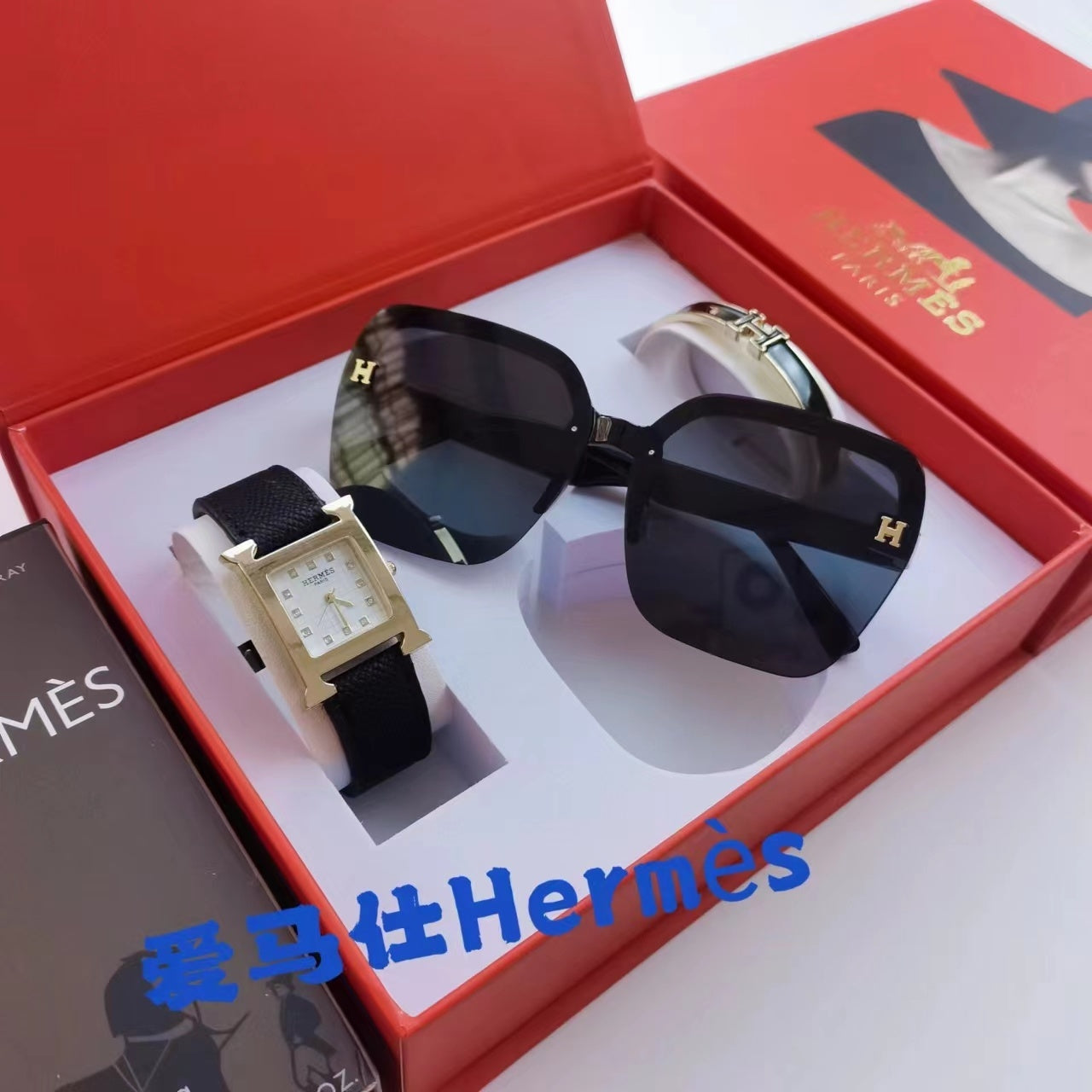 Montre inspirée de la coolection d'une montre herme iconique, d'une paire de lunette hermes accompagne d'un bracelet hermes