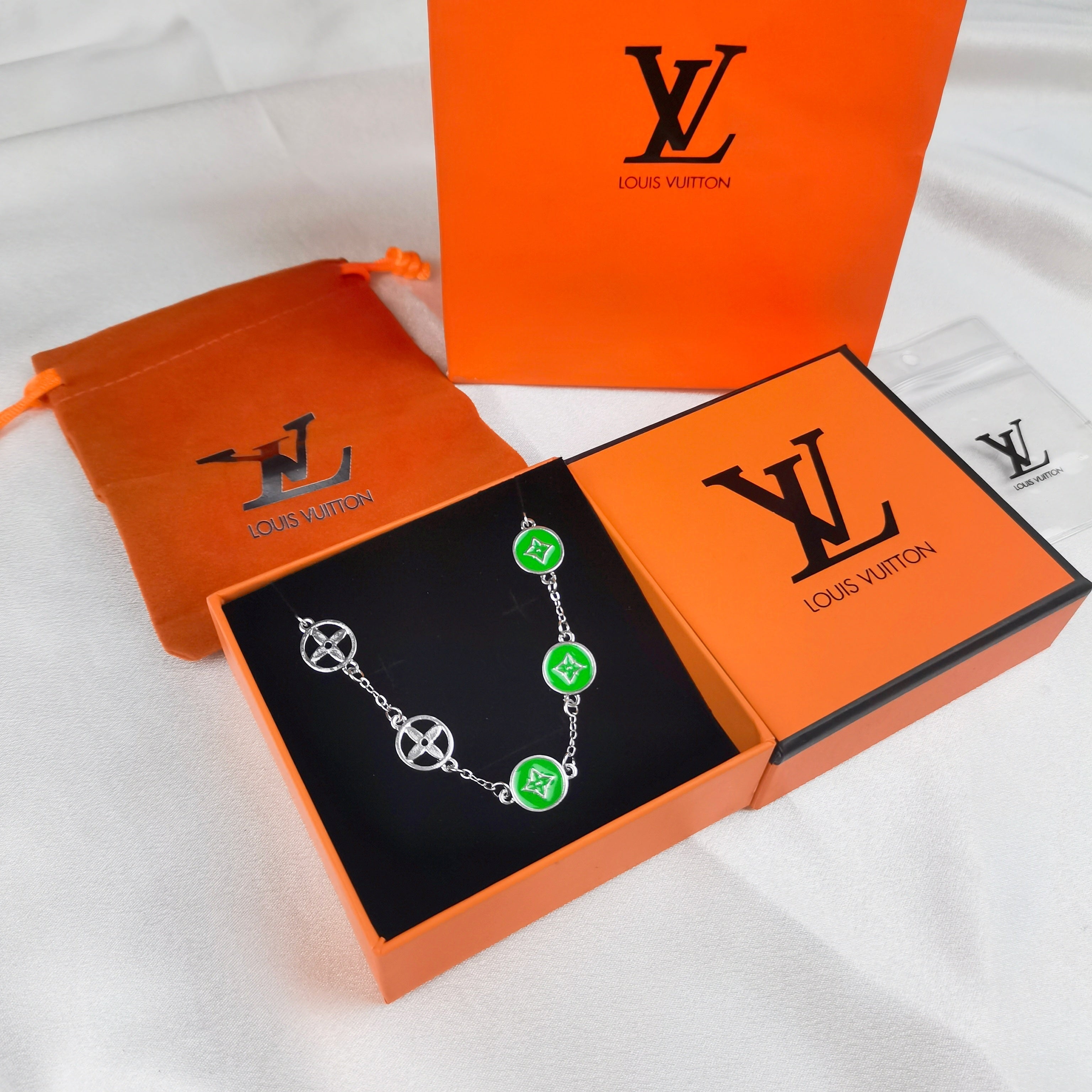 pendentifs inspirés de la collection Louis Vuitton