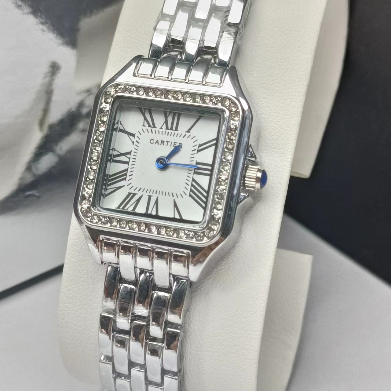 Montre inspirée de la légendaire Cartier Santos