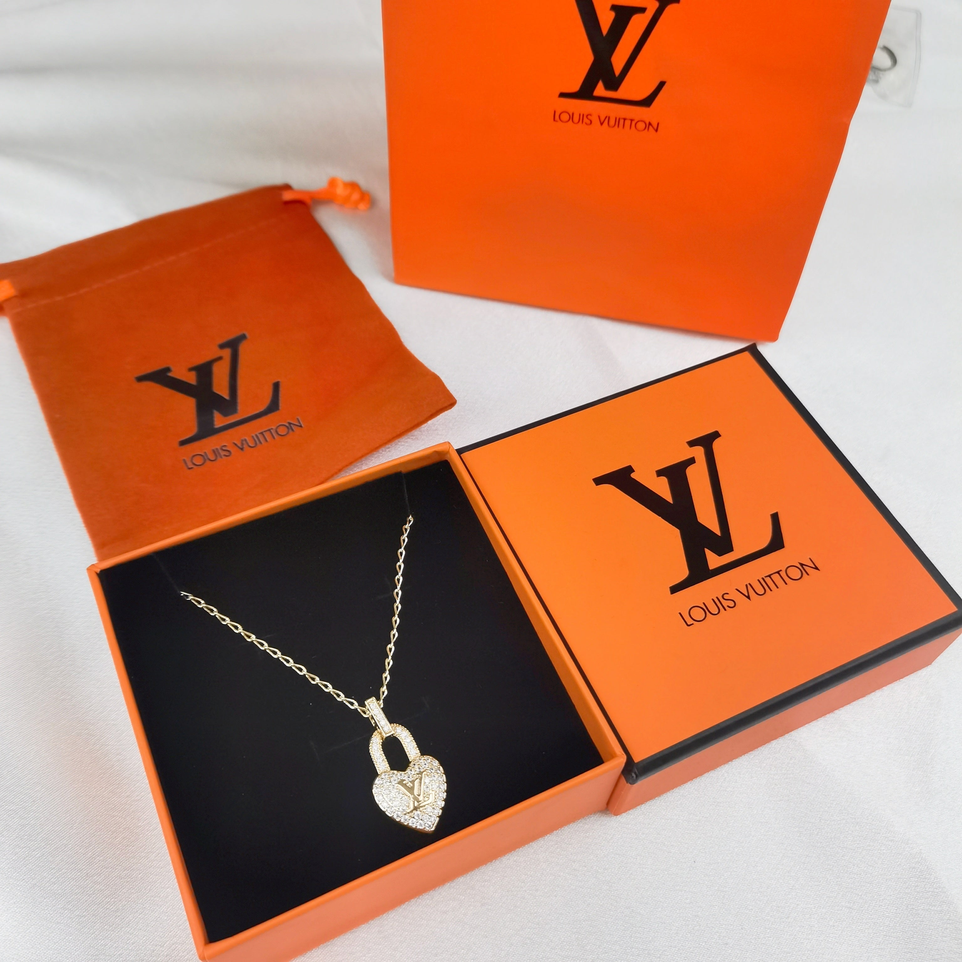 pendentifs inspirés de la collection Louis Vuitton