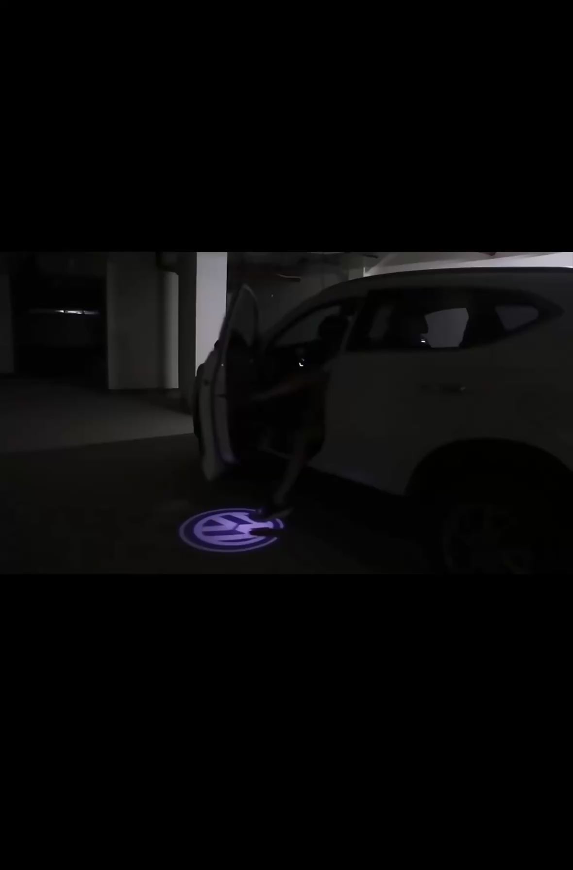 Projecteur de Logo LED Sans Fil pour Portière – Lampe de Courtoisie Infrarouge Haute Définition, Finition Carbone & Installation Universelle